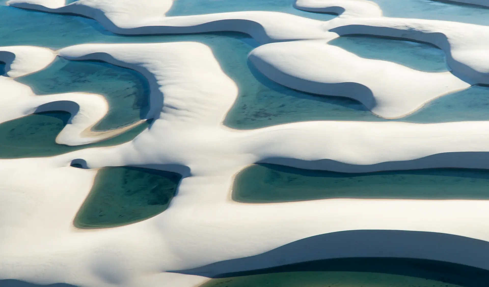 Dunas brancas e lagoas dos Lençóis Maranhenses vistas do alto